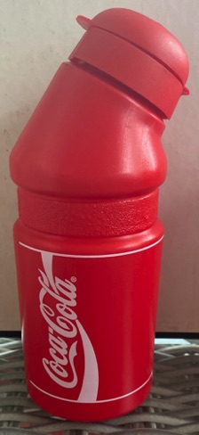 58206-1 € 4,00 coca cola bidon rood wit schuine hals H. D..jpeg